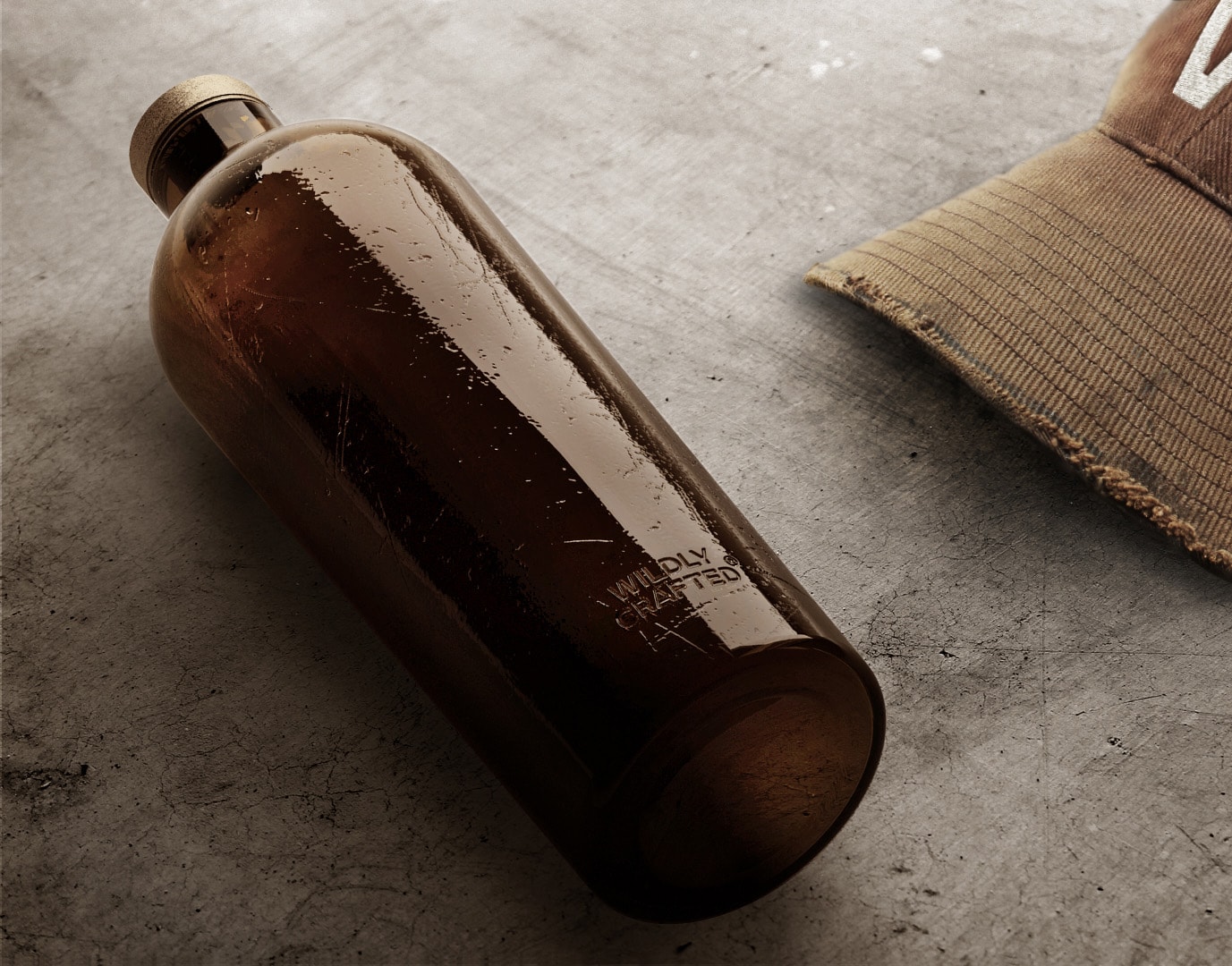 Estal Wildly Crafted Εικόνα διάθεσης: καφέ μπουκάλι της συλλογής Wildly Crafted βρίσκεται σε γκρι τσιμεντένιο φόντο, δίπλα του ένα καφέ καπάκι με κορυφές